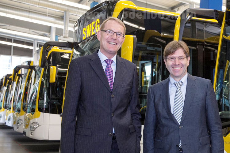 Hartmut Schick, Leiter Daimler Buses, übergab am 14. Dezember im Mannheimer Omnibuswerk elf Mercedes-Benz Citaro an Johannes Müller, Vorstandssprecher der SWEG.