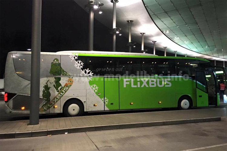 Ab auf die Piste: FlixBus setzt das neue Angebot direkt am Fahrzeug werbewirksam in Szene. 