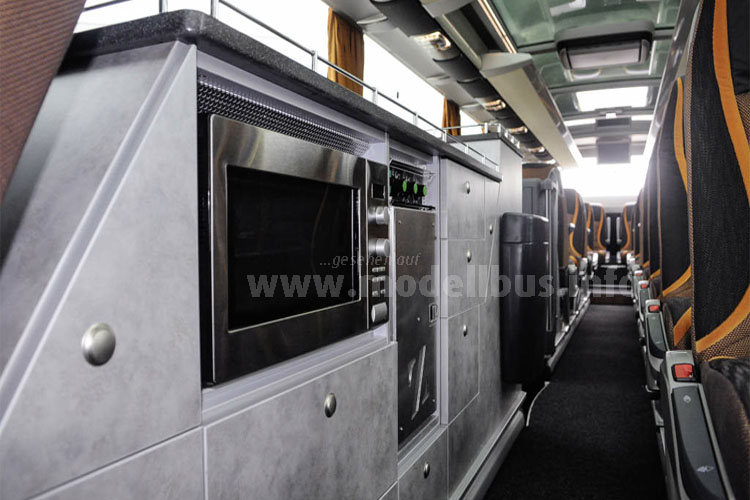 Der 44-sitzige Luxusbus S 517 HDH ist unter anderem mit Glasdach und High-Tech-Küchenmodul ausgestattet. 