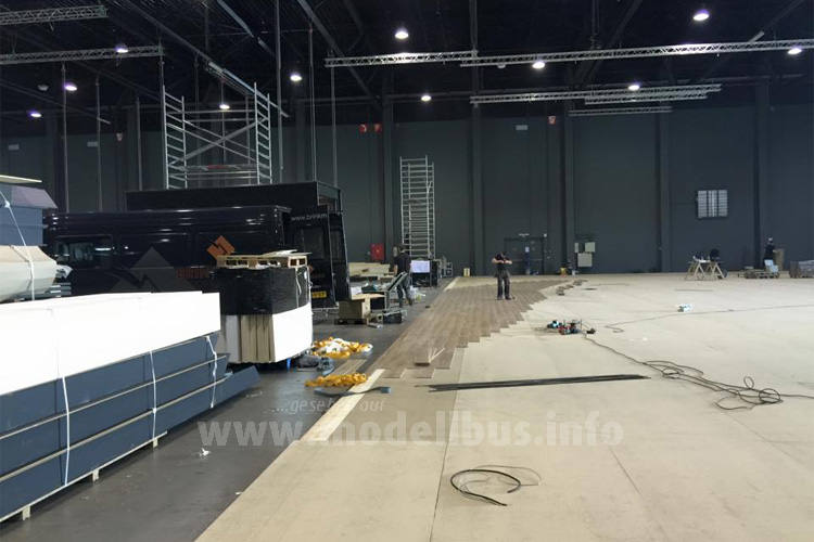 In den Messehallen der Xpo Kortrijk läuft der Aufbau für die Busworld. 