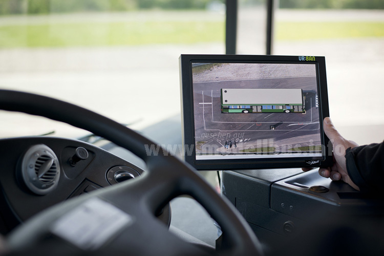 Im Teilprojekt Kognitive Assistenz hat MAN ein speziell angepasstes Rundumsicht-System für die komplexen Anforderungen in Bussen im Stadtverkehr entwickelt. Das System erkennt selbstständig die aktuelle Fahrsituation und zeigt dem Fahrer automatisch eine speziell auf diese Situation angepasste Sichtperspektive auf einem Monitor an.