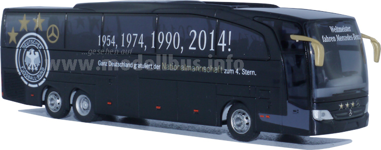 Verbesserte Neuauflage: Der WM-Bus fährt jetzt mit DFB-Logo vor. 