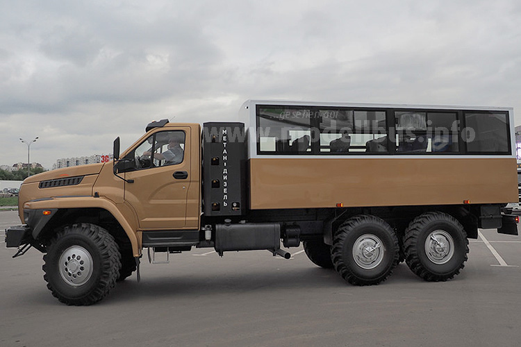 und der Ural Truck mit "Busaufbau". 