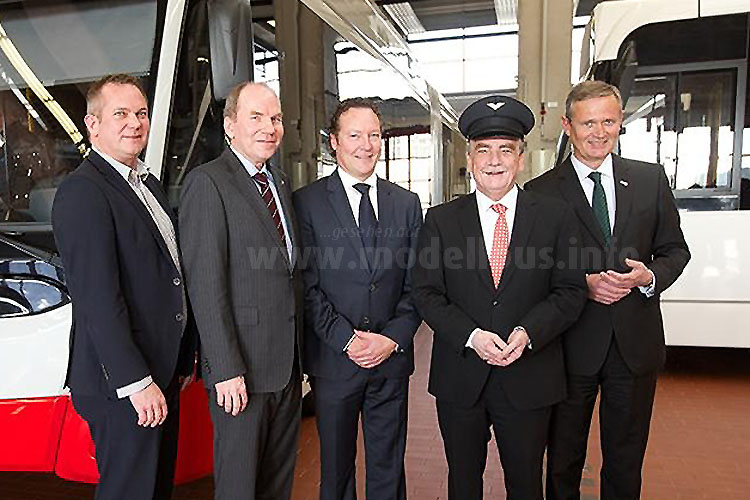 v.l.n.r. Boris Höltermann (VDL), Jörn Schwarze (KVB), Rémi Henkemans (VDL), Michael Groschek (NRW-Verkehrsminister), Jürgen Fenske (KVB Vorstandvorsitzender).