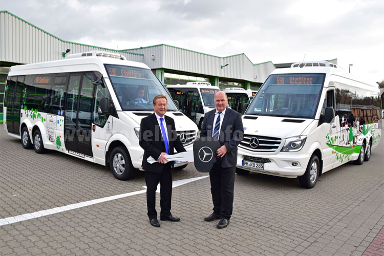 Am 12. November 2015 hat Jürgen Popis, Leiter Verkauf Mercedes-Benz Omnibusse Region Ost, zwei Mercedes-Benz Sprinter City 77 an Hans-Jürgen Hennig, Geschäftsführer der VGB, übergeben.