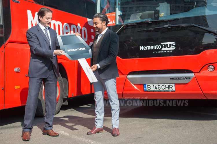Miloš Vujanović, CEO der MHS Truck & Bus Group, übergab die Omnibusse an Marius Pandel, CEO Christian Tour Group. Foto: MAN