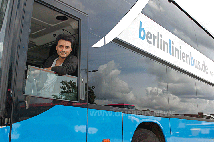 Praktikant Ramez fühlt sich angekommen bei Berlinlinienbus. Foto: BLB