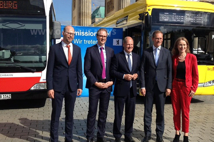 Vor dem Brandenburger Tor besiegelten Hamburgs Bürgermeister Olaf Scholz (Mitte) und Berlins Bürgermeister Michael Müller (2. von rechts) die Partnerschaft. Foto: Hochbahn