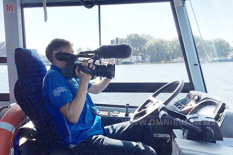 Kamera läuft: Sascha Böhnke hinter dem "Steuer" des Hafencity Riverbusses. Foto: Schreiber 