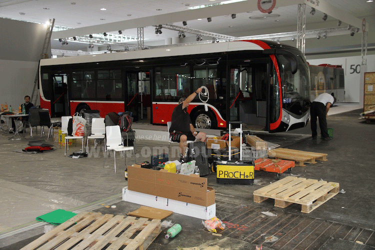 ...besonders in der Bus-Halle 11 sind die Aufbauarbeiten noch voll im Gange. Foto: Schreiber