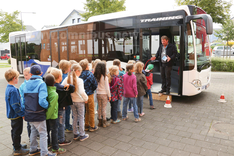  Gewinner der MobileKids-Schulaktion 2015: die Grundschule Brander Feld aus Aachen beim Schulbustraining. Foto: Daimler 