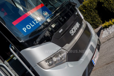 Polizei mit Scania-Bus