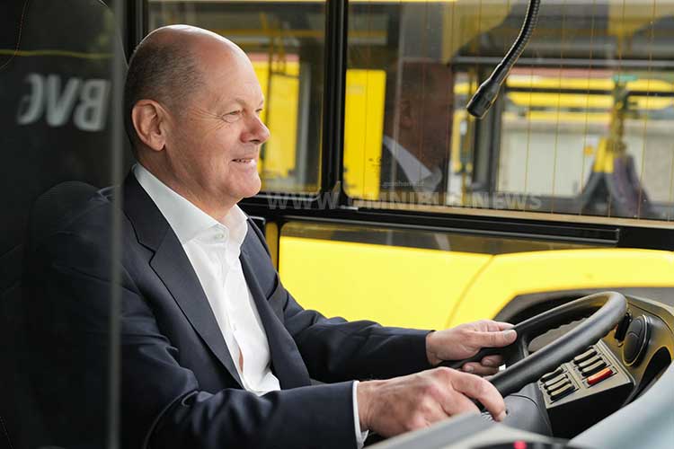 Bundeskanzler fährt E-Bus